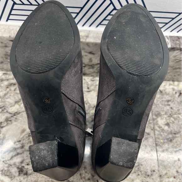 Liz Claiborne Temple Gray suede like stacked heel booties Size 9 1/2 - Picture 4 of 9